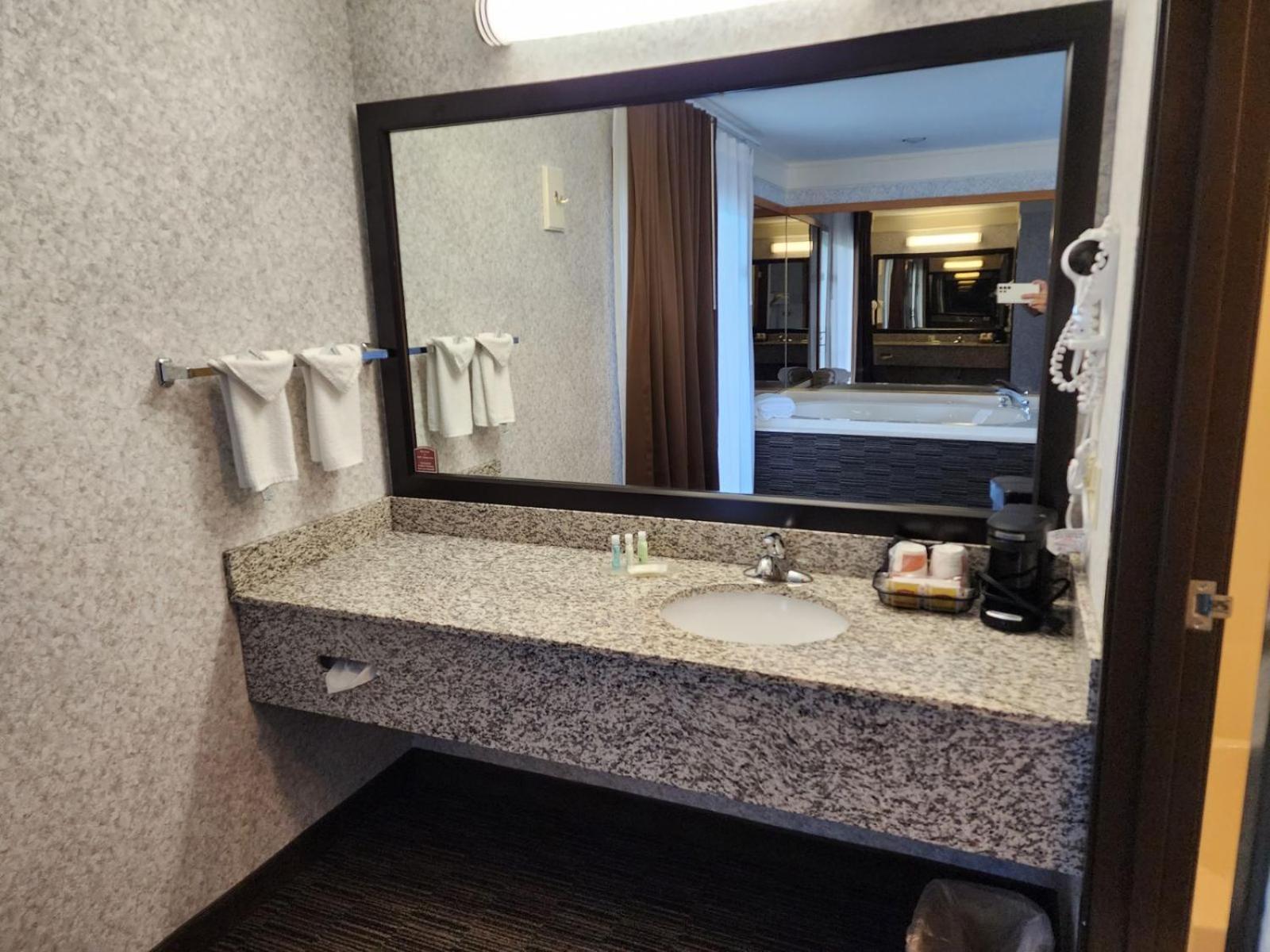 Quality Inn Lakefront Сент Игнас Екстериор снимка